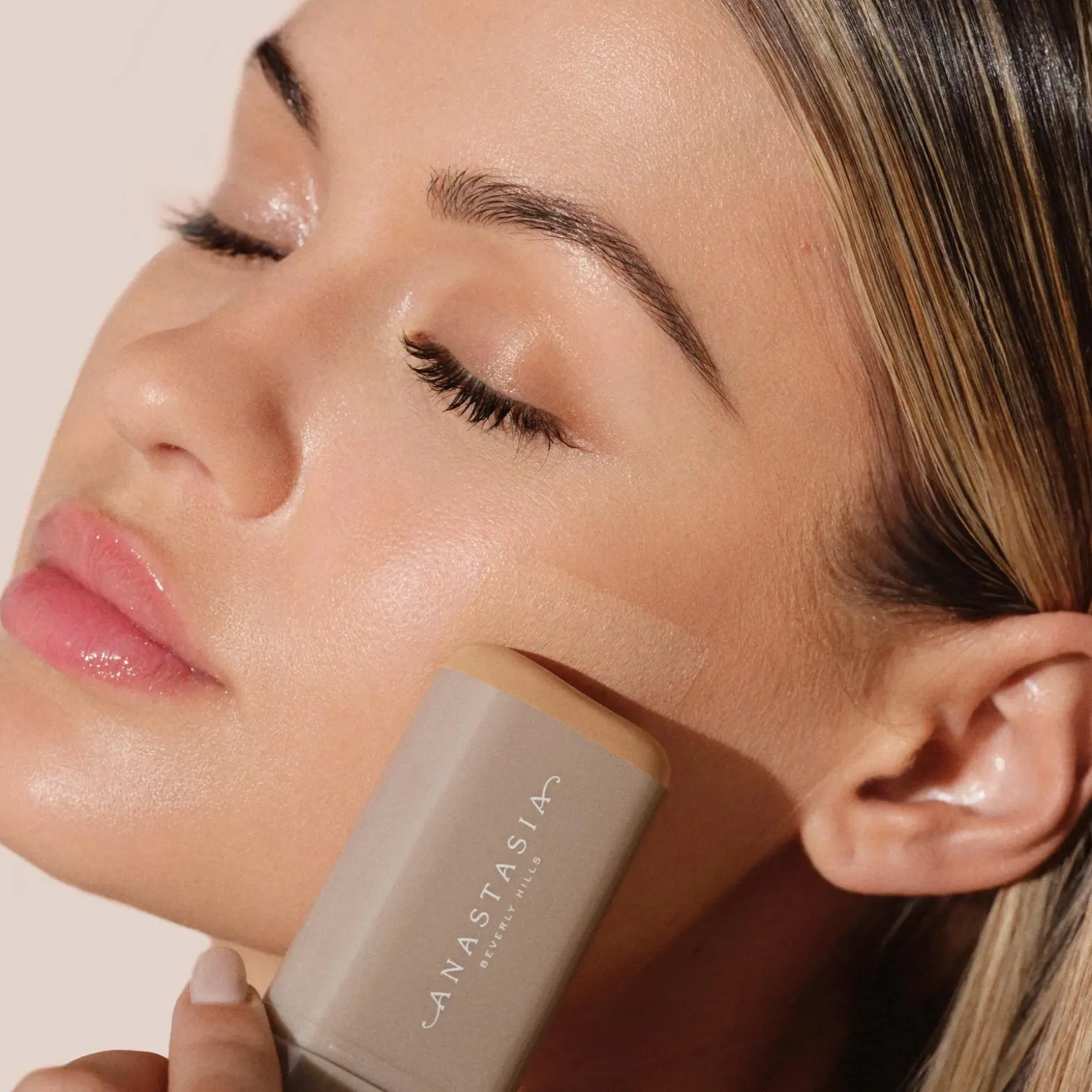 Anastasia Beverly Hills Beauty Balm Serum Boosted Skin Tint meikkivoide 18 g