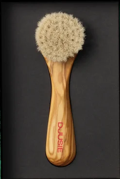 Djusie Kuivaharja kasvoille