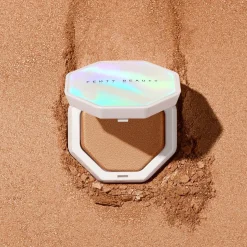 Fenty Beauty Demi'Glow Light-Diffusing Highlighter korostuspuuteri 3,5 g