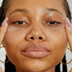 Fenty Skin Flash Nap Eye Gel-Cream W/ Applicator silmänympärysvoide & hierontarulla 15 ml