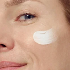 L'Oréal Paris Revitalift ryppyjä silottava ja ihoa kiinteyttävä päivävoide 50ml