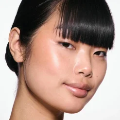 MAC Cosmetics Skinfinish Lightstruck Liquid Highlighter -korostusväri 15 ml