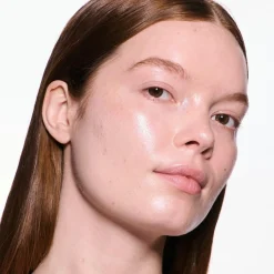 MAC Cosmetics Skinfinish Lightstruck Liquid Highlighter -korostusväri 15 ml