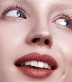 Madara Velvet Wear Lipstick huulipuna 3,8 g