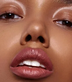 Madara Velvet Wear Lipstick huulipuna 3,8 g