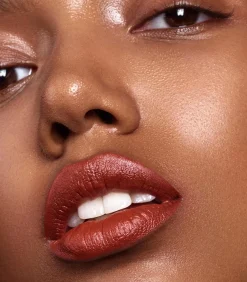 Madara Velvet Wear Lipstick huulipuna 3,8 g