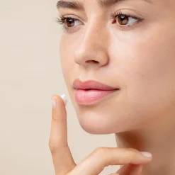 SENSAI Total Lip Treatment huultenympärysihon hoitovoide 15 ml