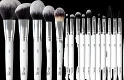 WE CARE ICON. Artist Foundation Brush meikkivoidesivellin F30