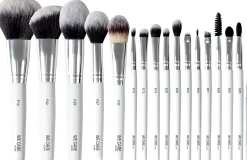 WE CARE ICON. Artist Travel Lip Brush huulimeikkisivelin kotelossa L27